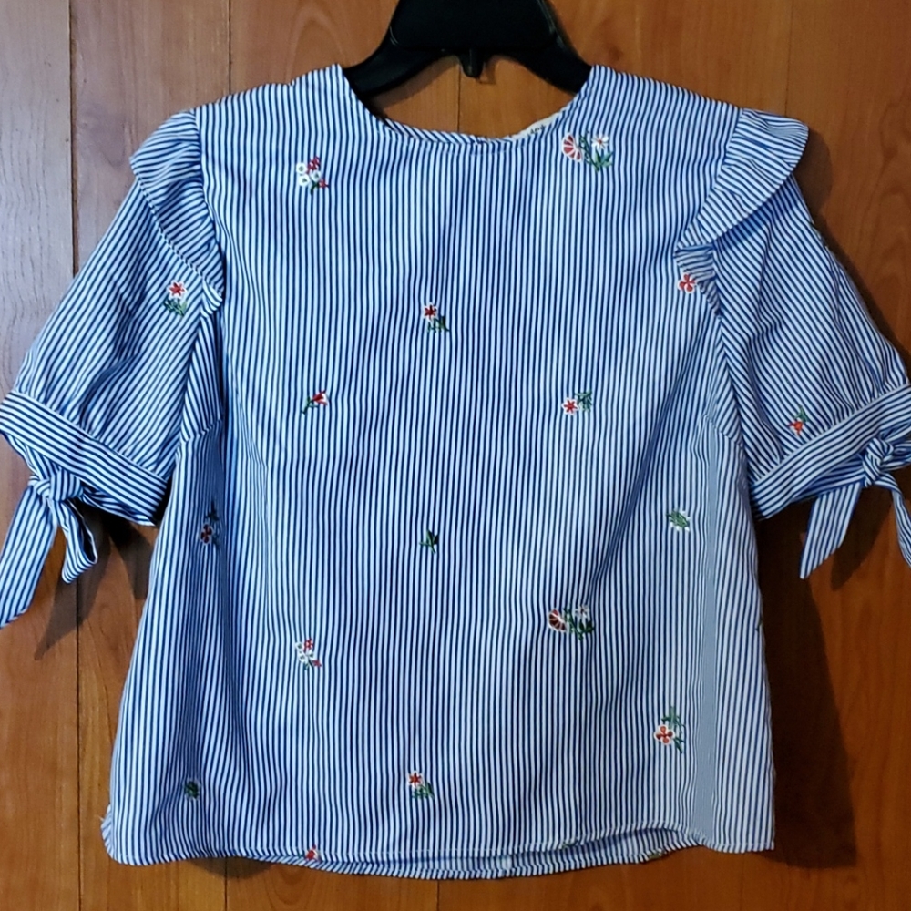 💙Bleuh Ciel💙 embroidered cropped top💙